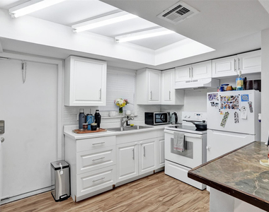 4240 Nw 21st Avenue - Photo Thumbnail 5
