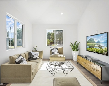 6539 N Bobbyboyar Avenue - Photo Thumbnail 3
