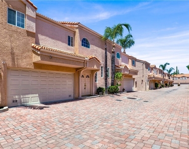 5200 White Oak Avenue - Photo Thumbnail 1