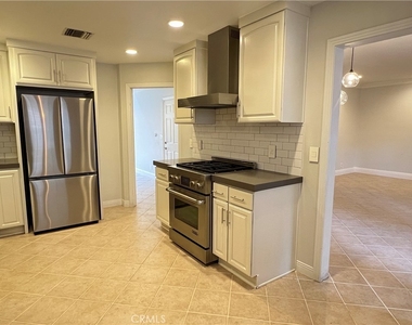 5200 White Oak Avenue - Photo Thumbnail 10