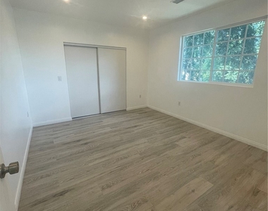 16023 Wyandotte Street - Photo Thumbnail 6