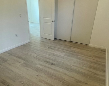 16023 Wyandotte Street - Photo Thumbnail 13