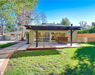 5923 Jumilla Avenue - Photo Thumbnail 9