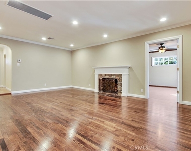 5923 Jumilla Avenue - Photo Thumbnail 24