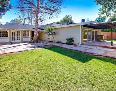 5923 Jumilla Avenue - Photo Thumbnail 4