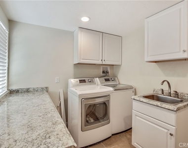 5923 Jumilla Avenue - Photo Thumbnail 28