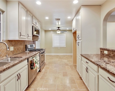 5923 Jumilla Avenue - Photo Thumbnail 10