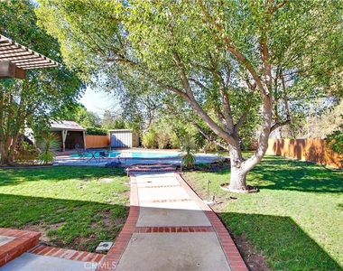 5923 Jumilla Avenue - Photo Thumbnail 7