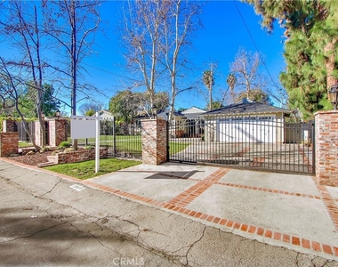 5923 Jumilla Avenue - Photo Thumbnail 30