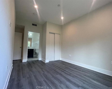 6445 Woodley Avenue - Photo Thumbnail 15