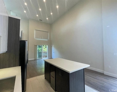 6445 Woodley Avenue - Photo Thumbnail 5