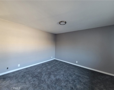 409 E Market - Photo Thumbnail 1