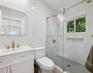 196 Amapola Avenue - Photo Thumbnail 8
