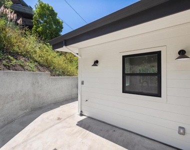 196 Amapola Avenue - Photo Thumbnail 11