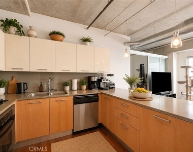 645 W 9th Street - Photo Thumbnail 3
