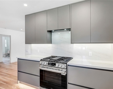 6722 Katherine Ave - Photo Thumbnail 9