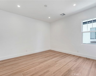 6722 Katherine Ave - Photo Thumbnail 10