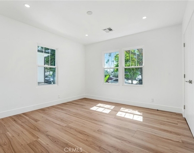 6722 Katherine Ave - Photo Thumbnail 13