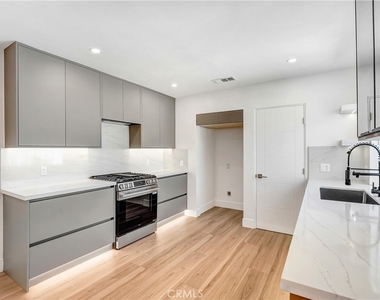 6722 Katherine Ave - Photo Thumbnail 7