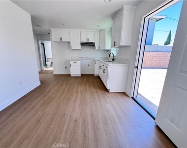 2218 Continental Avenue - Photo Thumbnail 2