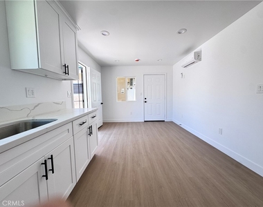 2218 Continental Avenue - Photo Thumbnail 4