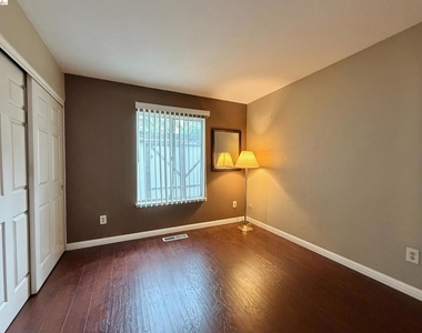 7 Goldmeadow Ct - Photo Thumbnail 6