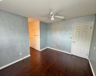 7 Goldmeadow Ct - Photo Thumbnail 23