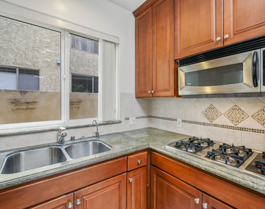2306 Fox Hills Drive - Photo Thumbnail 5