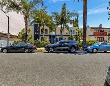 210 S Hamilton Drive - Photo Thumbnail 16