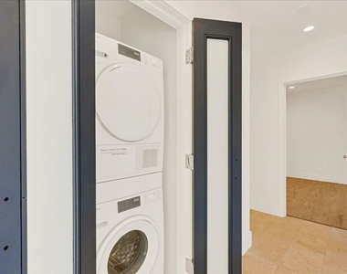 210 S Hamilton Drive - Photo Thumbnail 7
