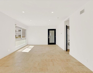 210 S Hamilton Drive - Photo Thumbnail 6