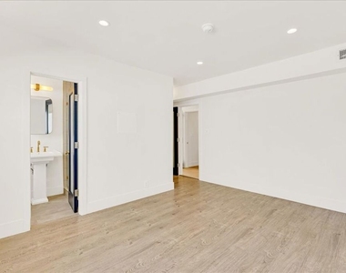 210 S Hamilton Drive - Photo Thumbnail 13