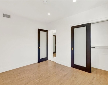 210 S Hamilton Drive - Photo Thumbnail 11