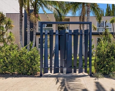 210 S Hamilton Drive - Photo Thumbnail 19