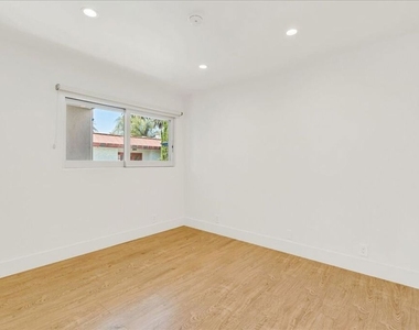 210 S Hamilton Drive - Photo Thumbnail 10