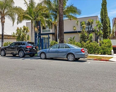 210 S Hamilton Drive - Photo Thumbnail 17