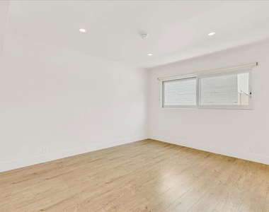 210 S Hamilton Drive - Photo Thumbnail 12