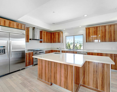 819 S Holt Avenue - Photo Thumbnail 2