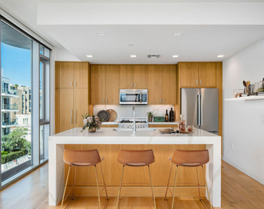 8500 Burton Way - Photo Thumbnail 17