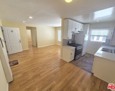 5950 Carlton Way - Photo Thumbnail 2