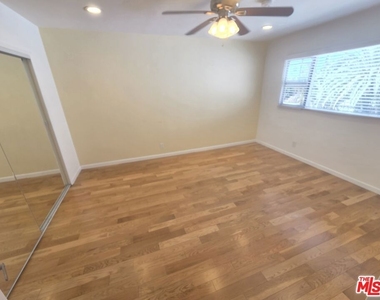 5950 Carlton Way - Photo Thumbnail 6