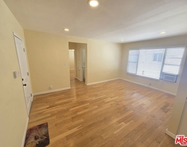 5950 Carlton Way - Photo Thumbnail 4