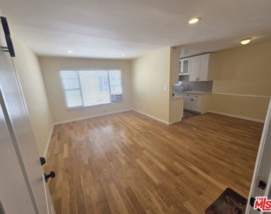 5950 Carlton Way - Photo Thumbnail 1