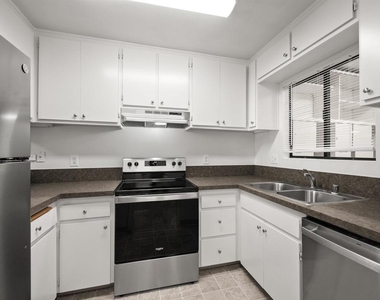 5580 Lake Park Way - Photo Thumbnail 14
