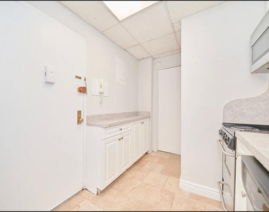 331 W 43rd Street - Photo Thumbnail 5