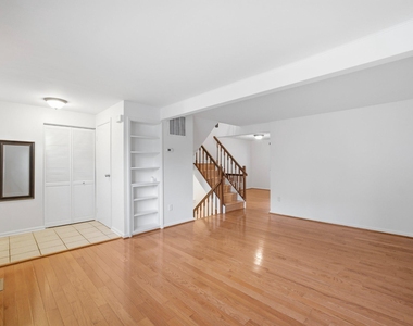 7998 Tyson Oaks Circle - Photo Thumbnail 3