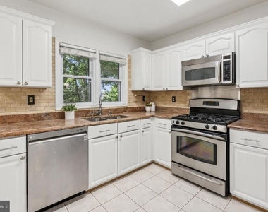 695 W Glebe Road - Photo Thumbnail 11