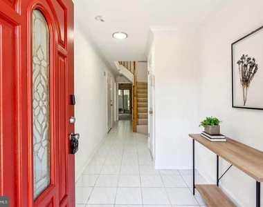 695 W Glebe Road - Photo Thumbnail 2