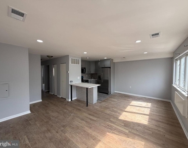 2611 S 9th Street - Photo Thumbnail 3