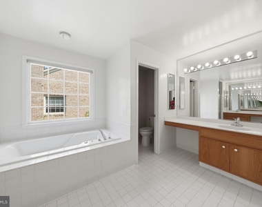 8904 Barrowgate Court - Photo Thumbnail 25